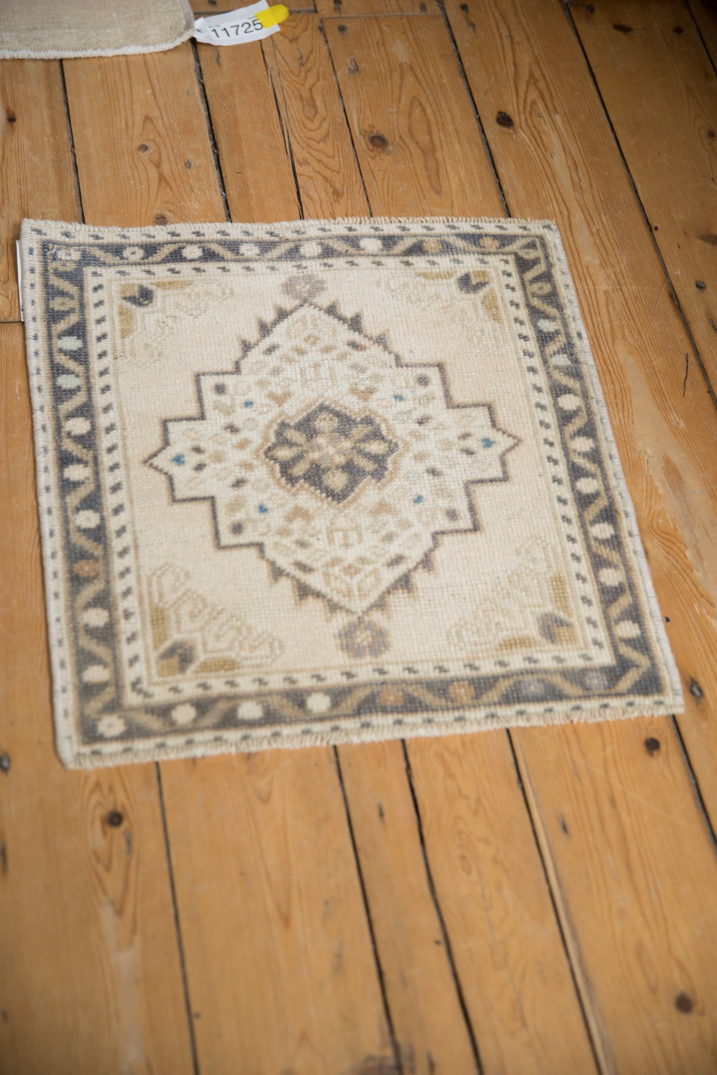1.5x2 Vintage Distressed Oushak Square Rug Mat