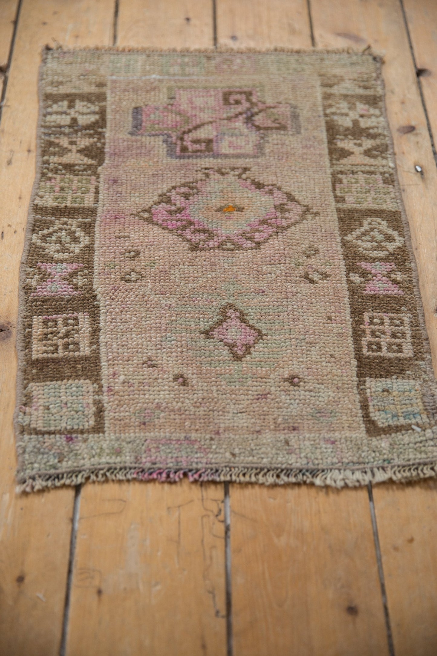 1.5x2 Vintage Distressed Kars Square Rug Mat