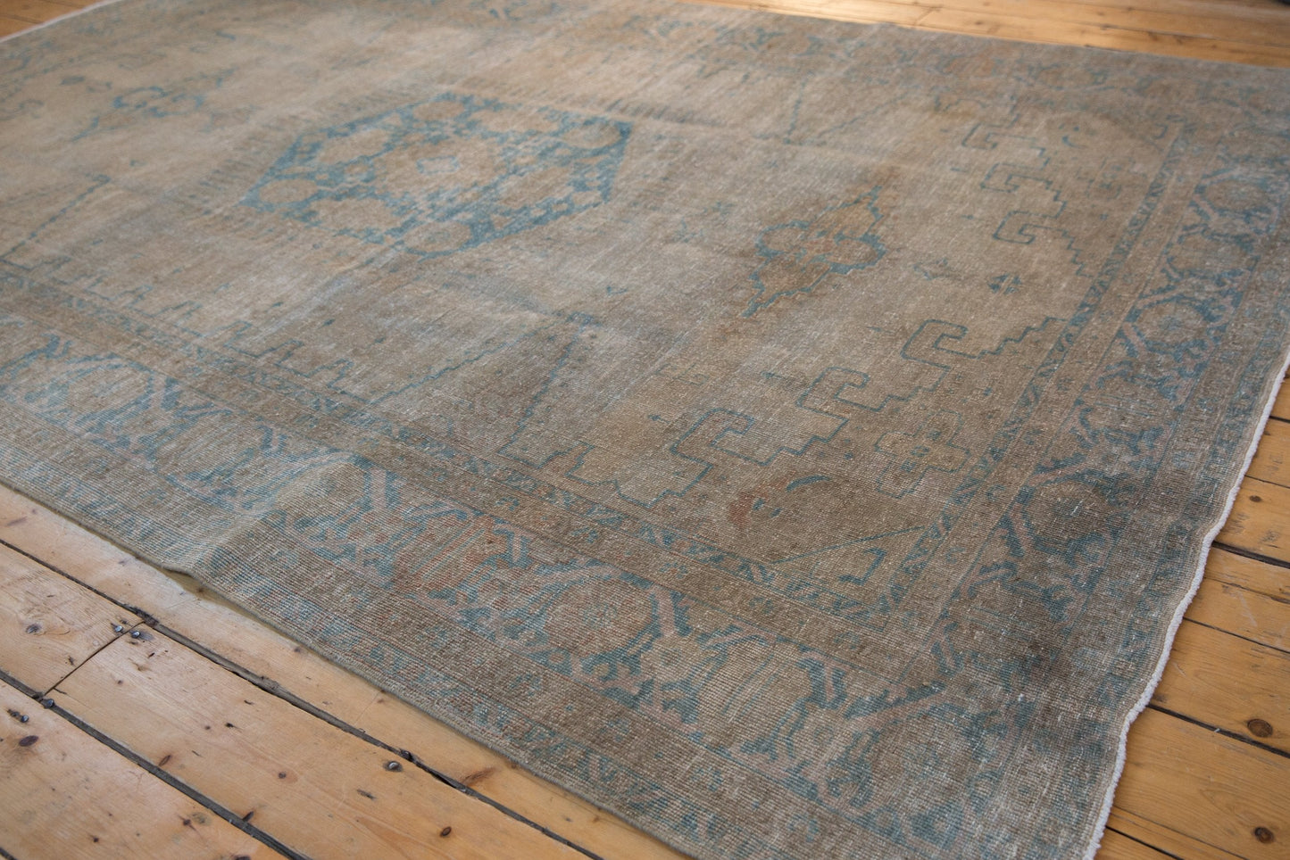 7x10.5 Vintage Distressed Veece Carpet