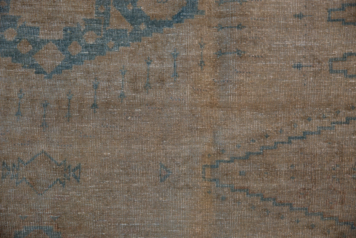 7x10.5 Vintage Distressed Veece Carpet