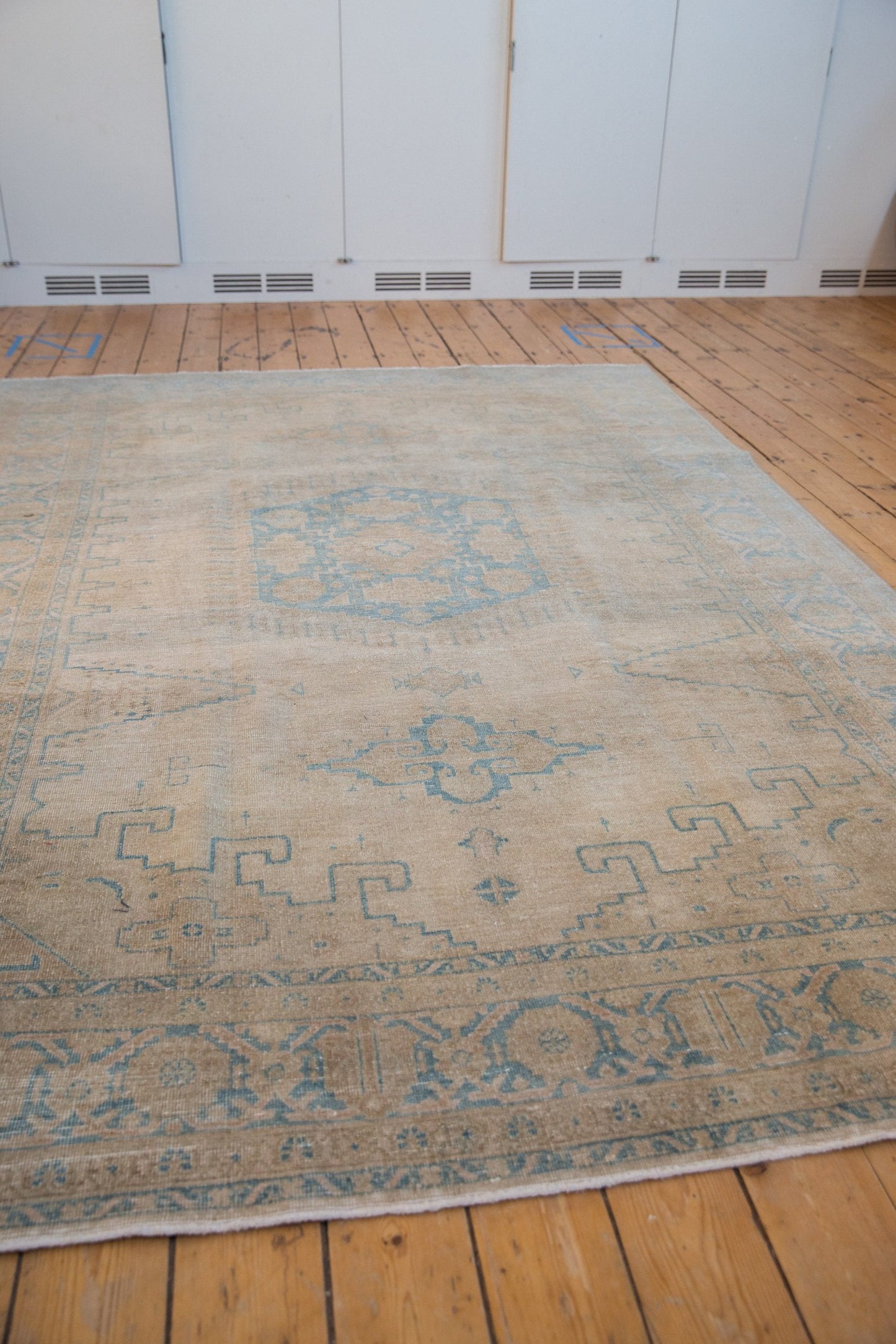 7x10.5 Vintage Distressed Veece Carpet