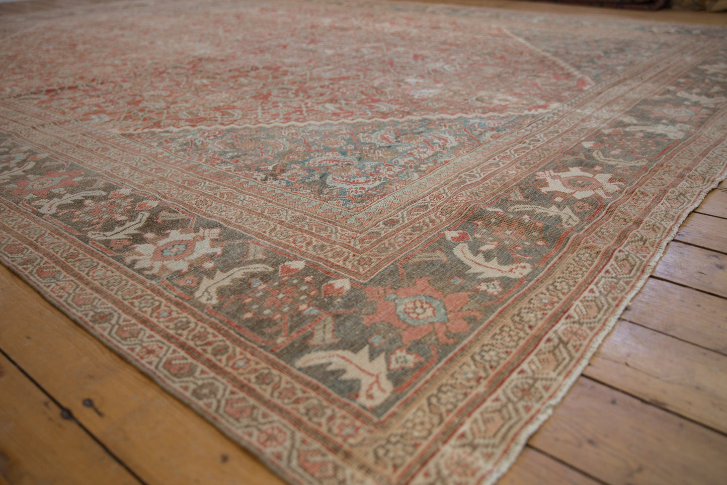 10.5x13 Vintage Distressed Mahal Carpet