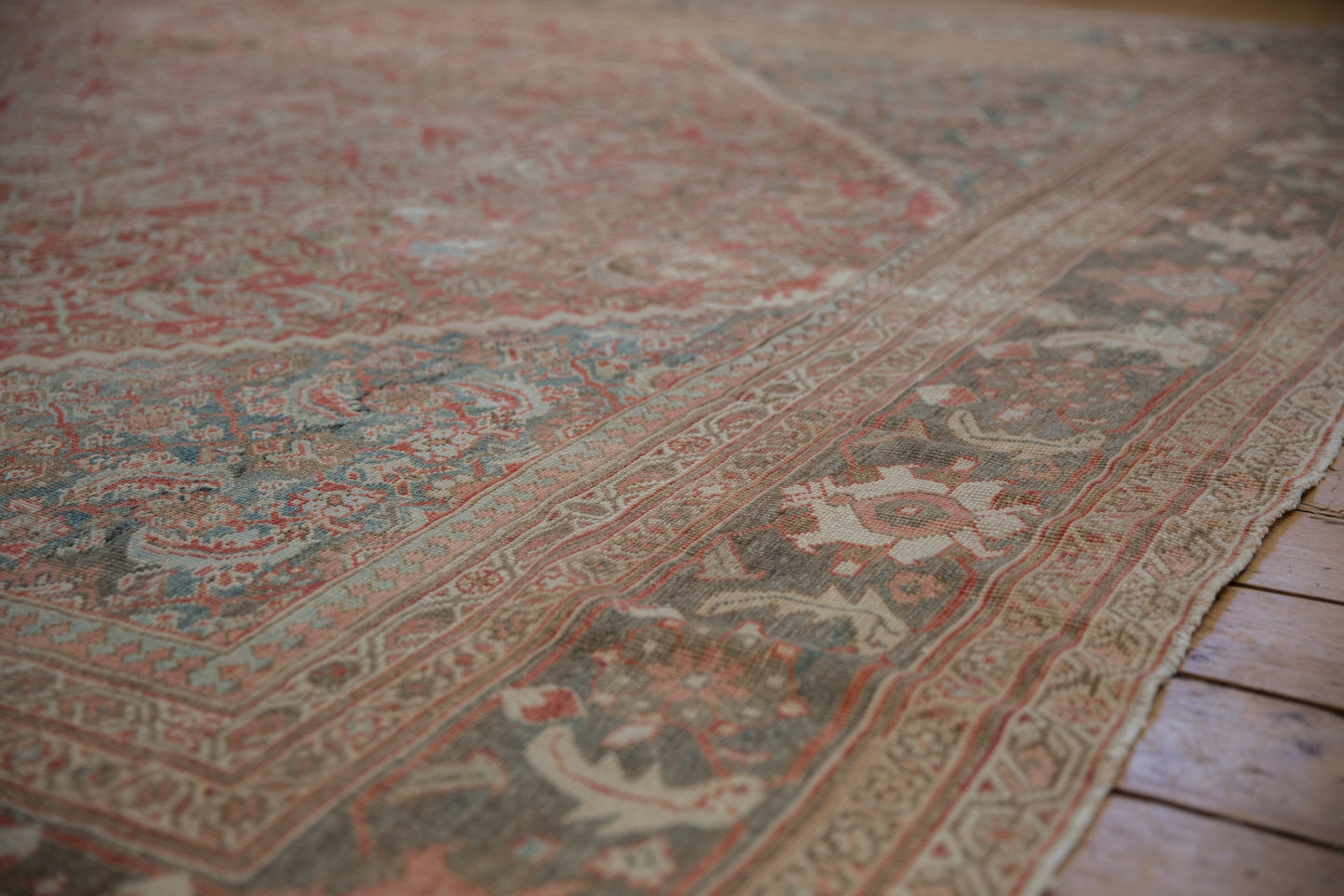 10.5x13 Vintage Distressed Mahal Carpet