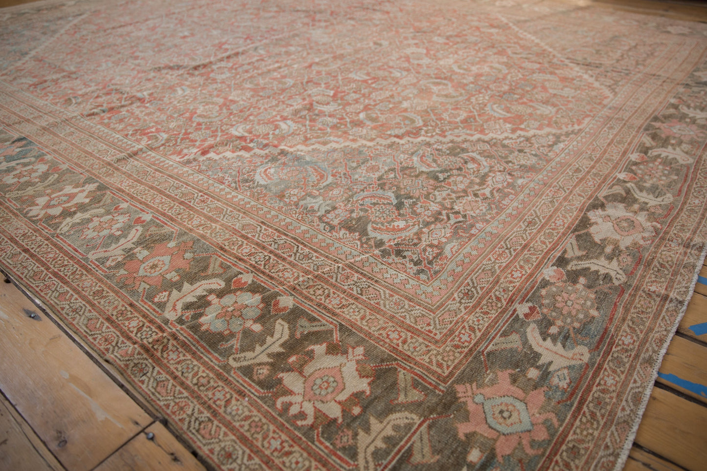 10.5x13 Vintage Distressed Mahal Carpet