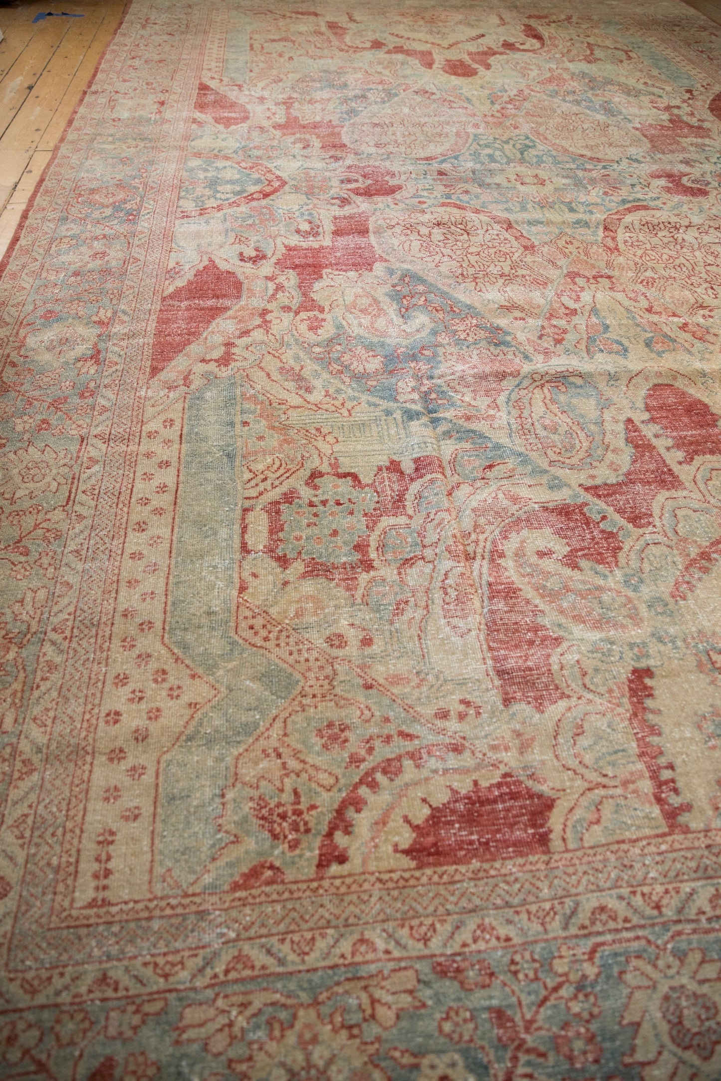10.5x17.5 Vintage Distressed Mahal Carpet